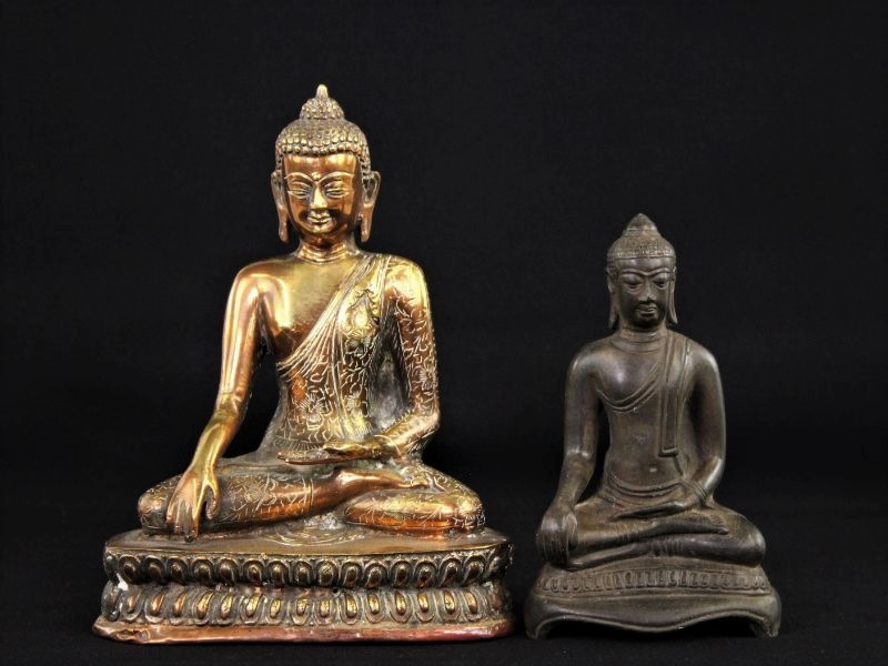 2 beeldjes Boeddha bhumisparsha mudra